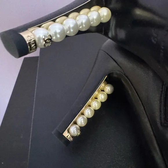Chanel black leather faux pearls ankle boots - Picture 9 of 14